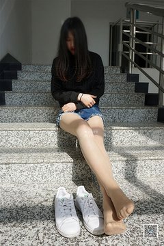 [妖精视觉] 2018.04.25 《俏皮的“热裤”薄丝》妞妞 - 封面图